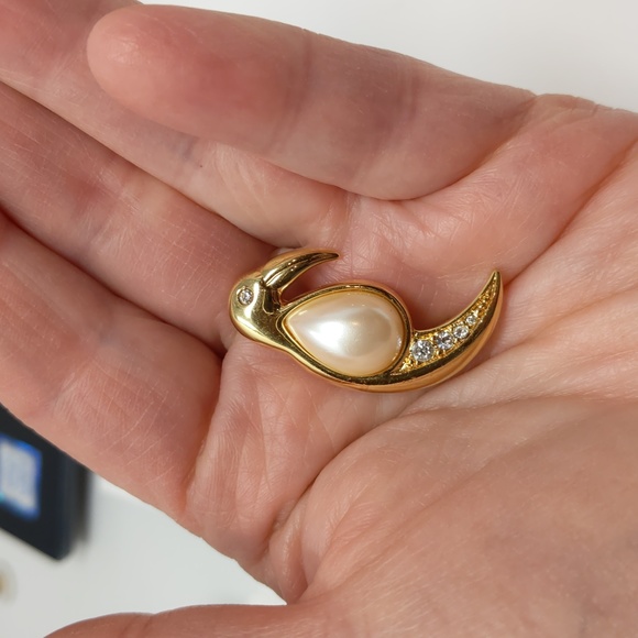 Monet Gold Tone Toucan Brooch Pin Signed Faux Pearl Rhinestones - Picture 5 of 9